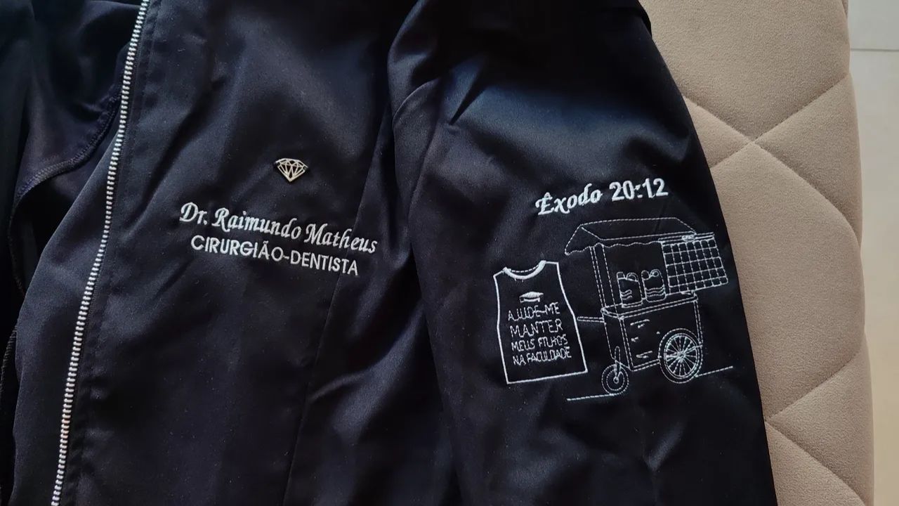 Vendedor ambulante que já percorreu 218 municípios do Nordeste para ajudar os filhos a se formarem, se emociona ao receber homenagem de um deles durante ensaio de formatura em Odontologia.