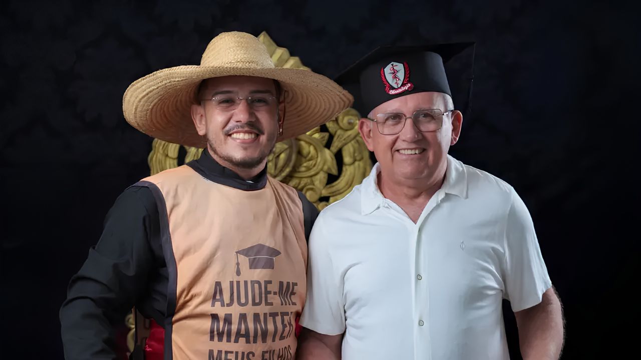Vendedor ambulante que já percorreu 218 municípios do Nordeste para ajudar os filhos a se formarem, se emociona ao receber homenagem de um deles durante ensaio de formatura em Odontologia.