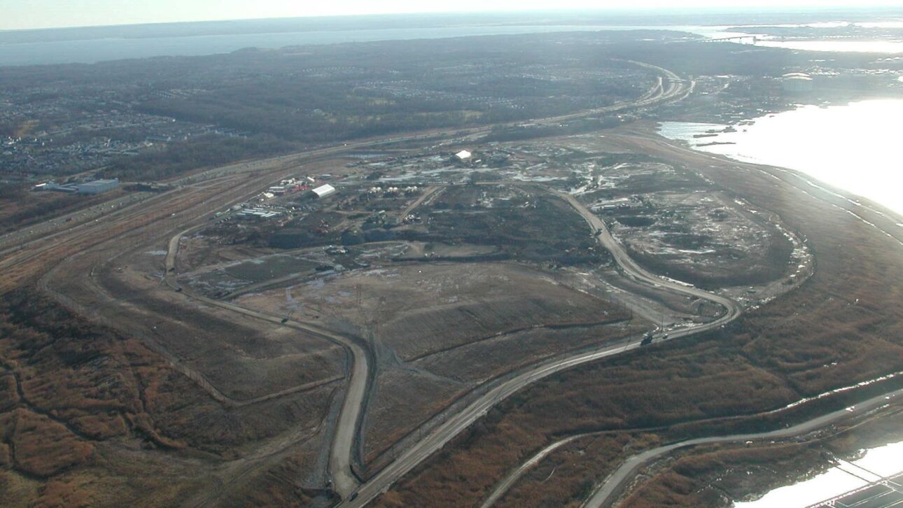 Quatro montanhas artificiais escondem cerca de 150 milhões de toneladas de resíduos acumulados durante mais de cinco décadas
