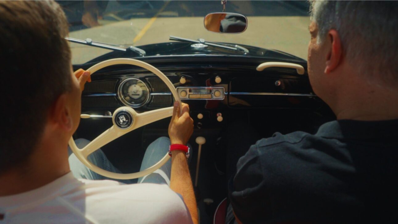 Ciro Possobom e Luiz Goshima durante passeio a bordo do Fusca Conversível de JK • Divulgação/VW