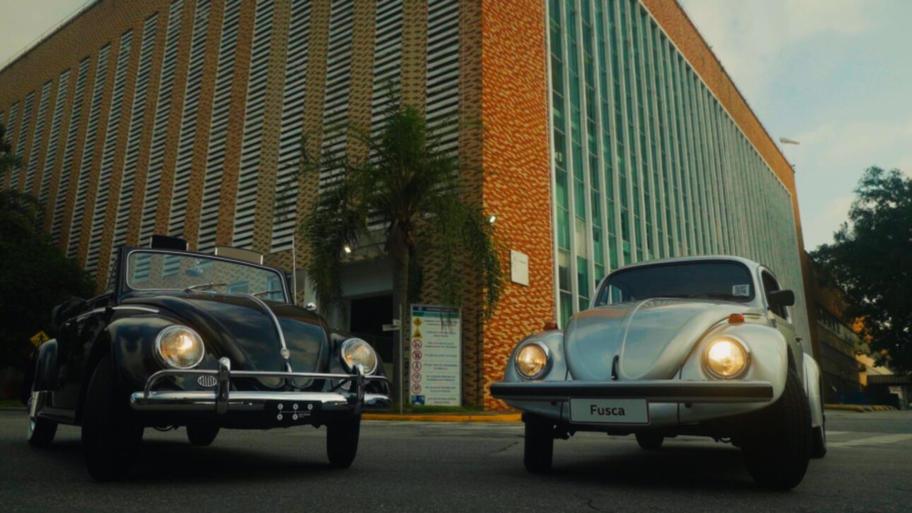 Lado a lado, o Fusca Conversível de JK (à esquerda) e o Fusca Itamar (à direita) • Divulgação/VW