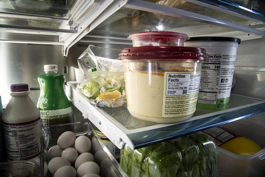Alimentos organizados por compartimento en refrigerador, imagen ilustrativa. Foto: USDA (dominio público, Wikimedia Commons).