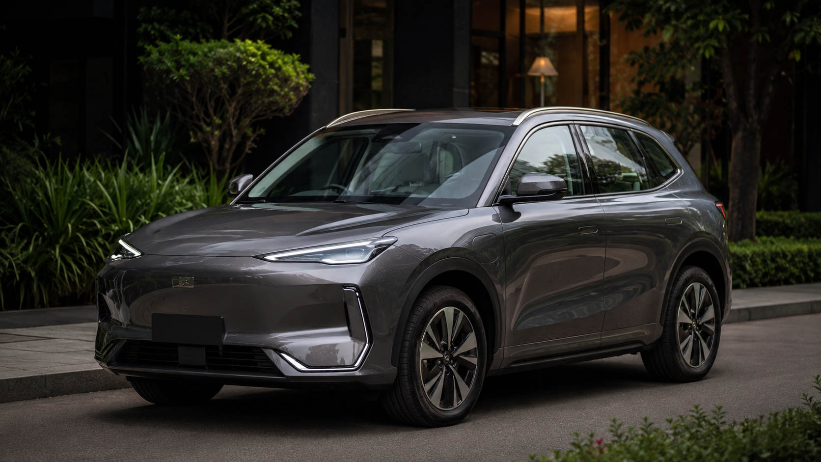 Geely EX5 Max estacionado em ambiente urbano moderno durante teste de autonomia, destacando o design do SUV elétrico e a tecnologia do modelo.