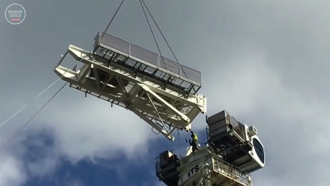 Guindaste torre de 200 toneladas se ergue sozinho no topo de cada arranha-céu com macacos hidráulicos que levantam 150 toneladas e no fim se desmonta; veja