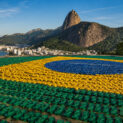 Bandeira do Brasil formada por milhares de chinelos em instalação da Havaianas no Morro da Urca, com o Pão de Açúcar e a Baía de Guanabara ao fundo durante ação da Copa do Mundo de 2026.