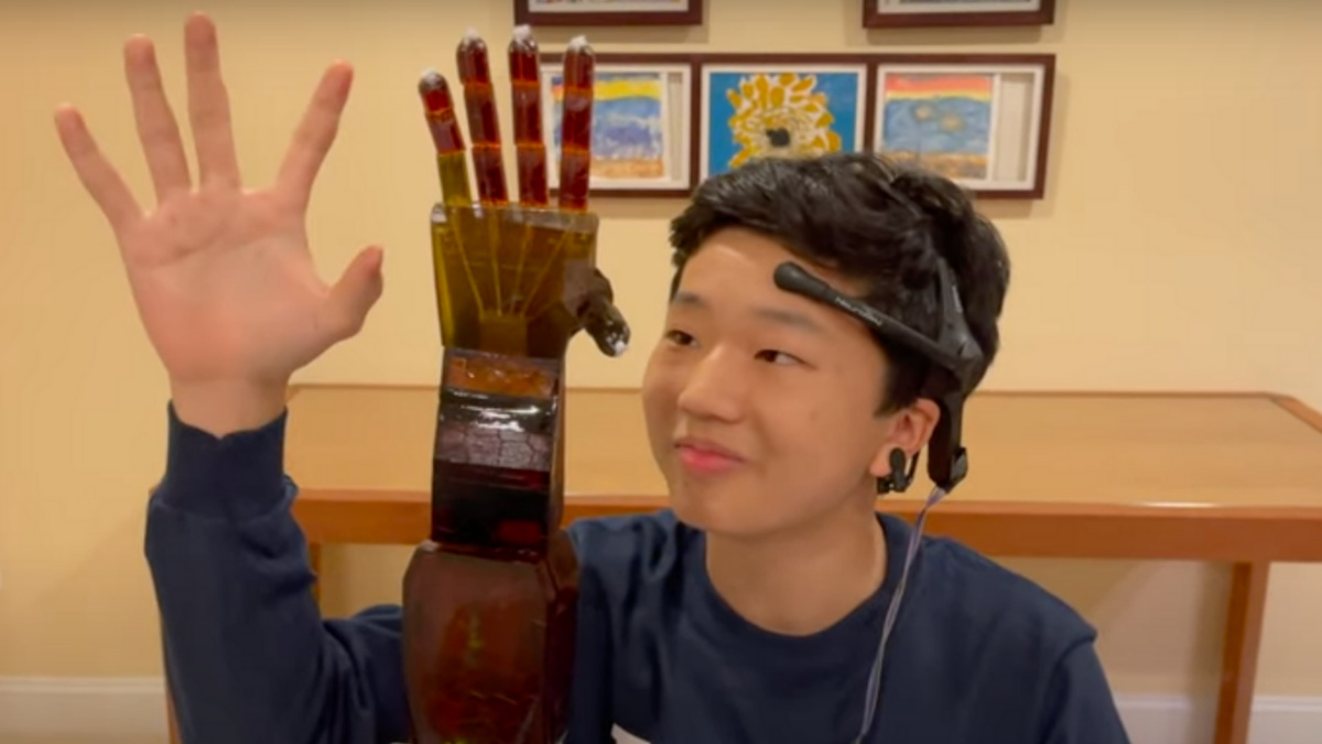 Benjamin Choi desenvolveu um braço robótico de baixo custo. Imagem: Reprodução