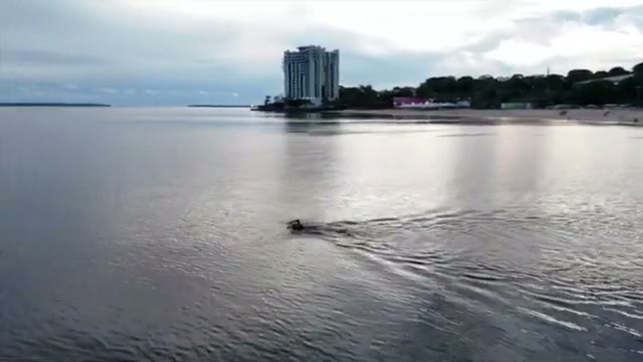 40 km por dia no maior rio do mundo: o "Homem Peixe" colombiano atravessou Peru e Brasil a nado, dorme em comunidades ribeirinhas e chegou a Santarém para denunciar o plástico que mata o rio Amazonas