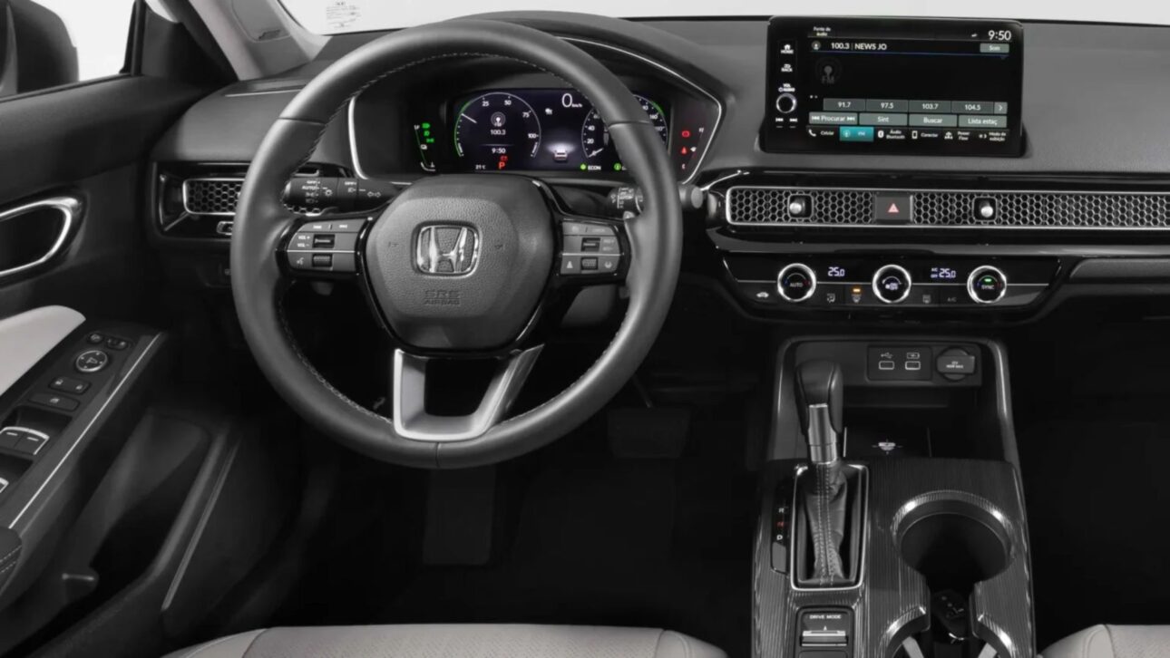 Honda Civic híbrido perdeu quase R$ 66 mil desde o lançamento e reúne 203 cv, baixo consumo e tecnologia para quem busca um sedã usado premium.
