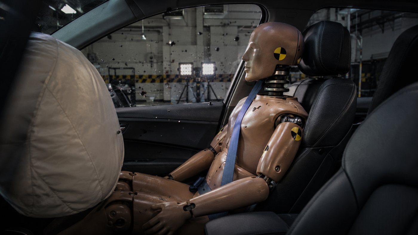 Boneco de crash test pode custar até 1 milhão de dólares, tem ossos falsos e mais de 100 sensores e quase todos vêm da americana Humanetics