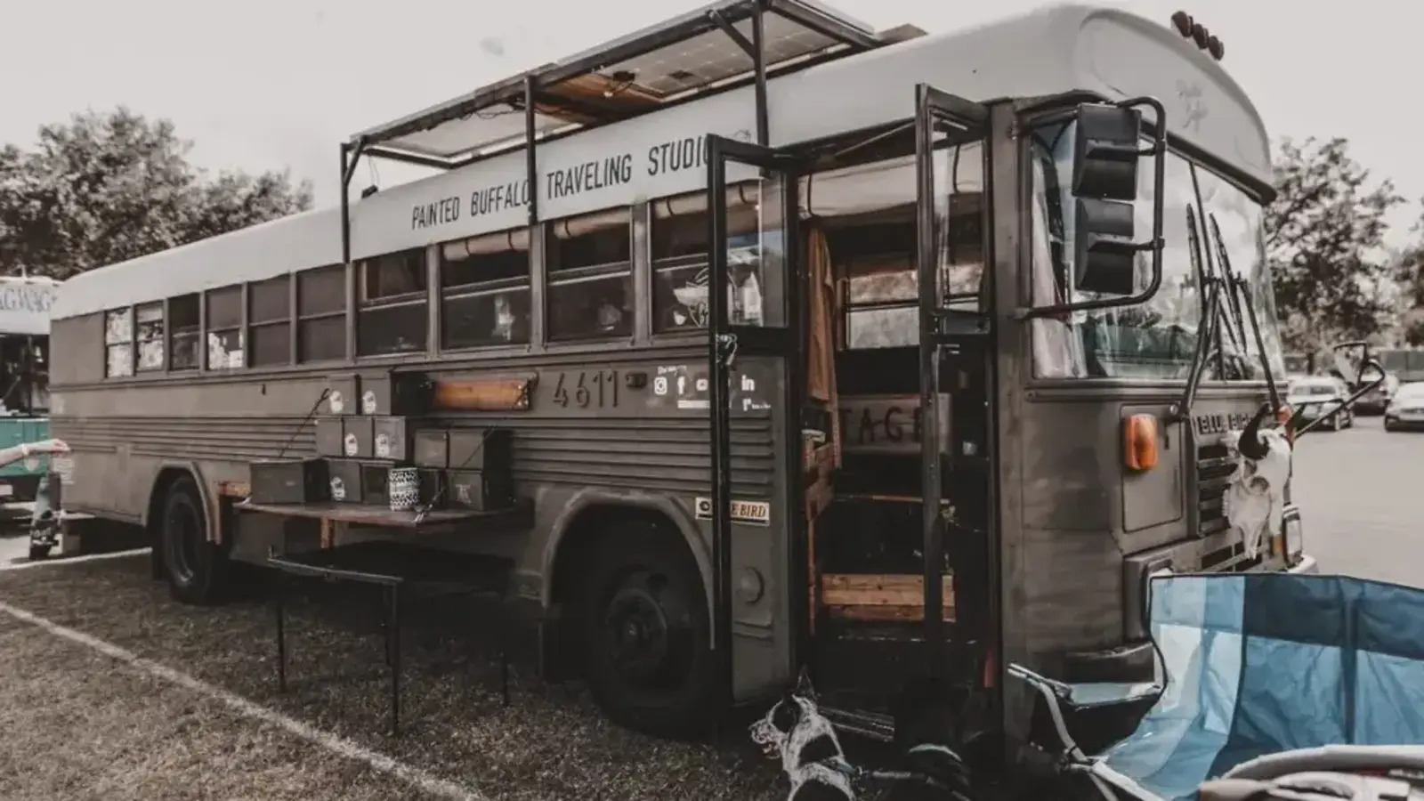 Veterana do Corpo de Fuzileiros Navais dos EUA transformou um ônibus escolar aposentado de US$ 5 mil em mini casa para morar com os filhos, vendeu por US$ 50 mil e já construiu dezenas de outras conversões sobre rodas.
