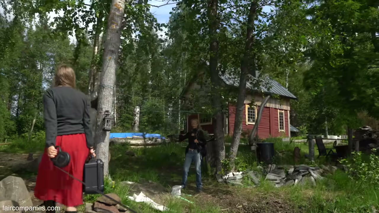 a casa de tronco reconstruída por Klaus à beira do lago, na pequena ilha finlandesa, cercada de floresta e água. Crédito: Kirsten Dirksen / faircompanies (YouTube).