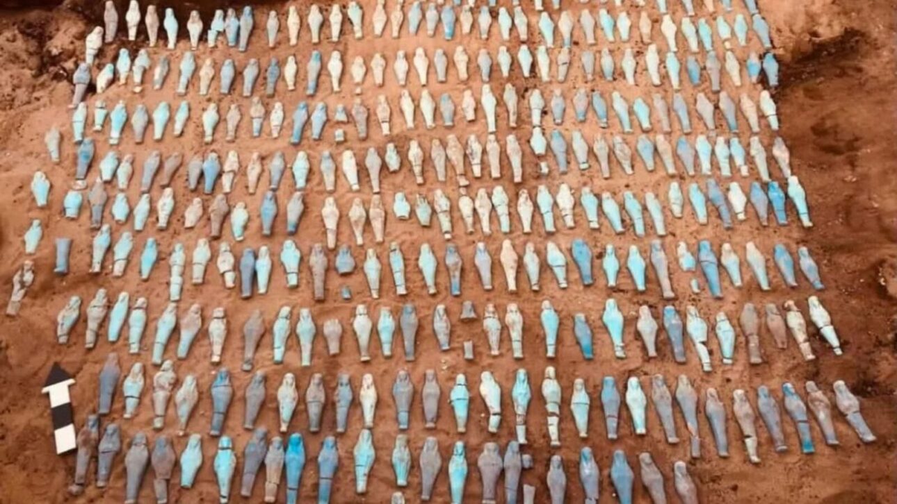 Arqueólogos abrem câmaras funerárias no Egito e encontram 560 estatuetas, dezenas de sepultamentos, resíduos de mumificação e cerâmicas trazidas da ilha de Rodes
