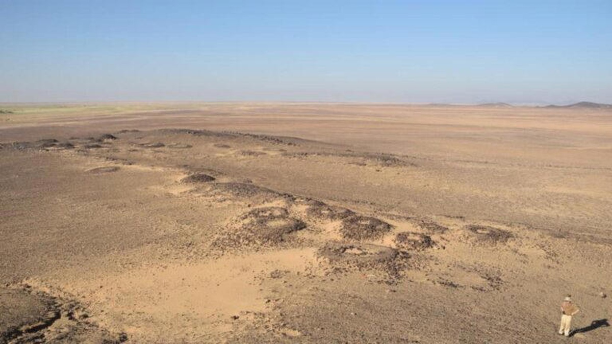 Vista aérea do deserto de Atbai com formações circulares de pedra identificadas por satélite em área arqueológica entre o Nilo e o Mar Vermelho.