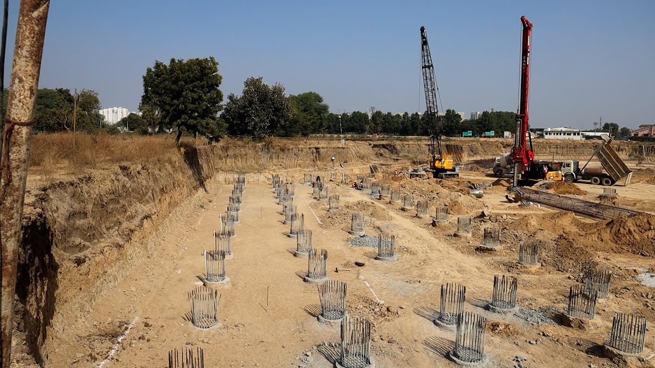 Índia concluiu fundação recordista com 24,1 mil m³ de concreto, 285 caminhões, 26 centrais e 54 horas contínuas para o templo Umiya Dham.