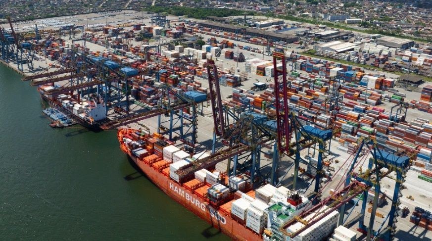 Navio porta-contêineres atracado no cais do Porto de Santos com guindastes