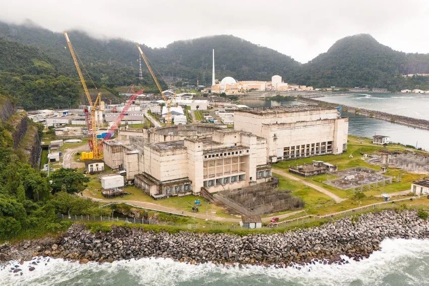 Obras da usina nuclear Angra 3, com guindaste no canteiro