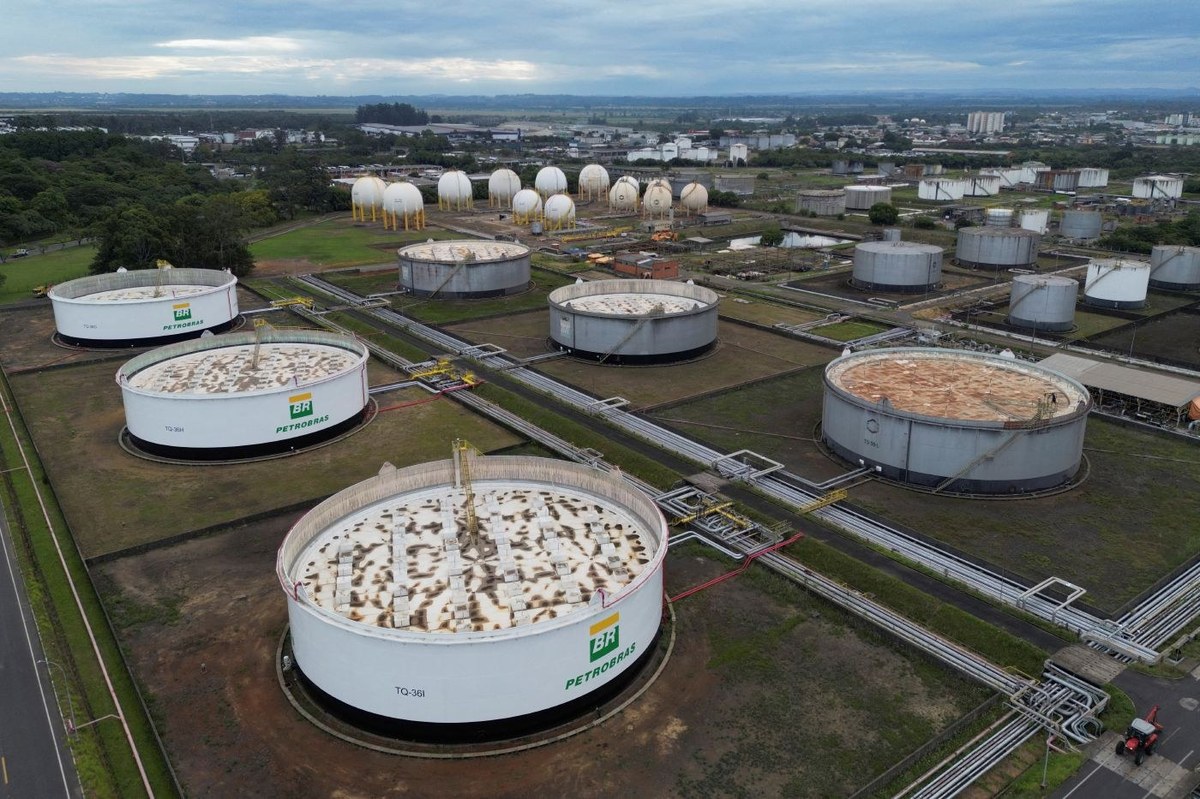 Tanques de armazenamento de combustível da Petrobras em refinaria brasileira
