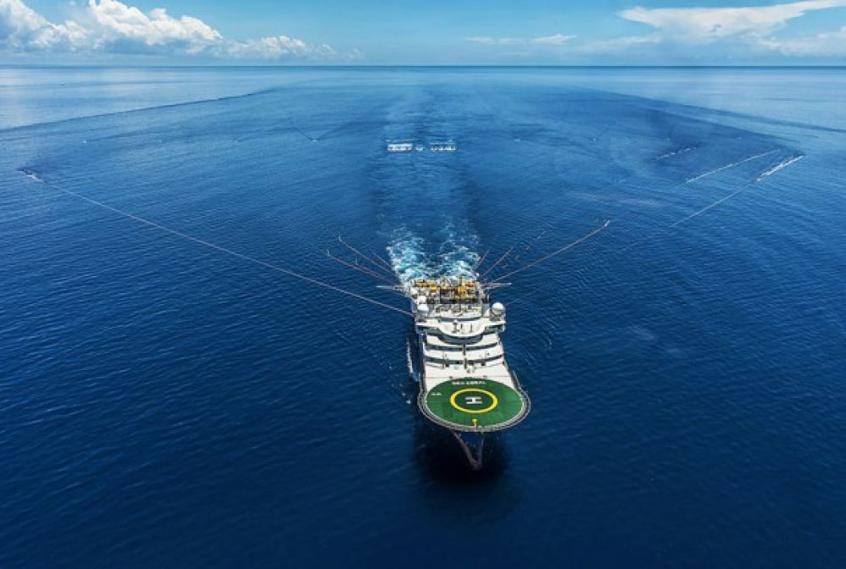 Navio de pesquisa sísmica em mar aberto mapeando o subsolo marinho