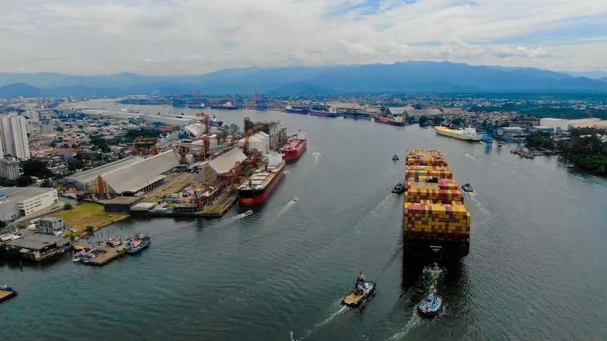 Navio graneleiro sendo carregado com guindastes no Porto de Santos