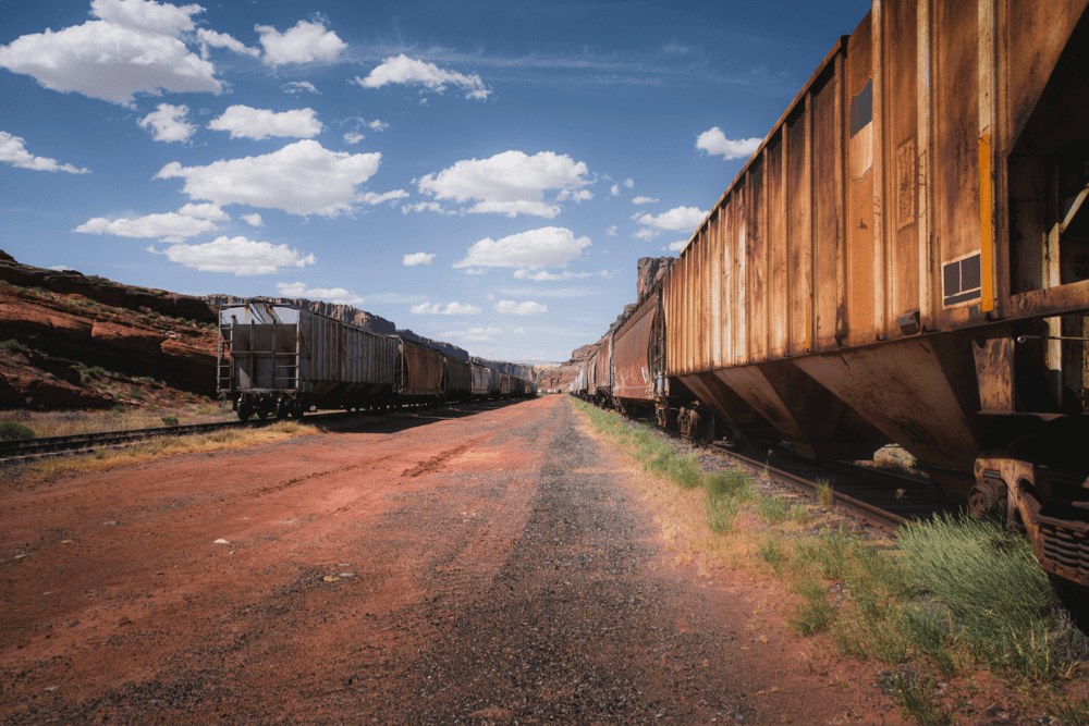 Vagones de granos en ferrocarril de tierra roja en el cerrado