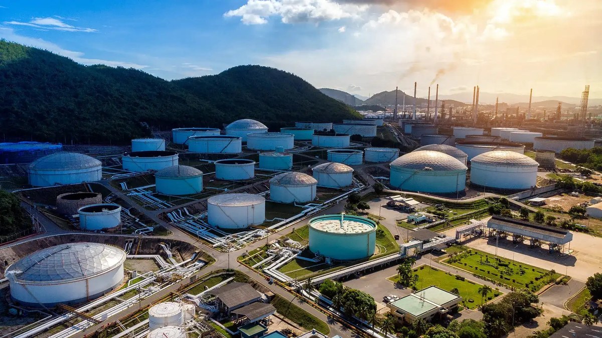 Vista aérea de complexo de refino da Petrobras
