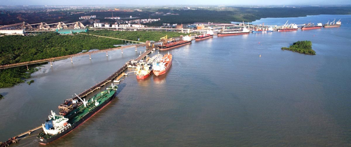 Terminal de granéis e navios no Porto do Itaqui