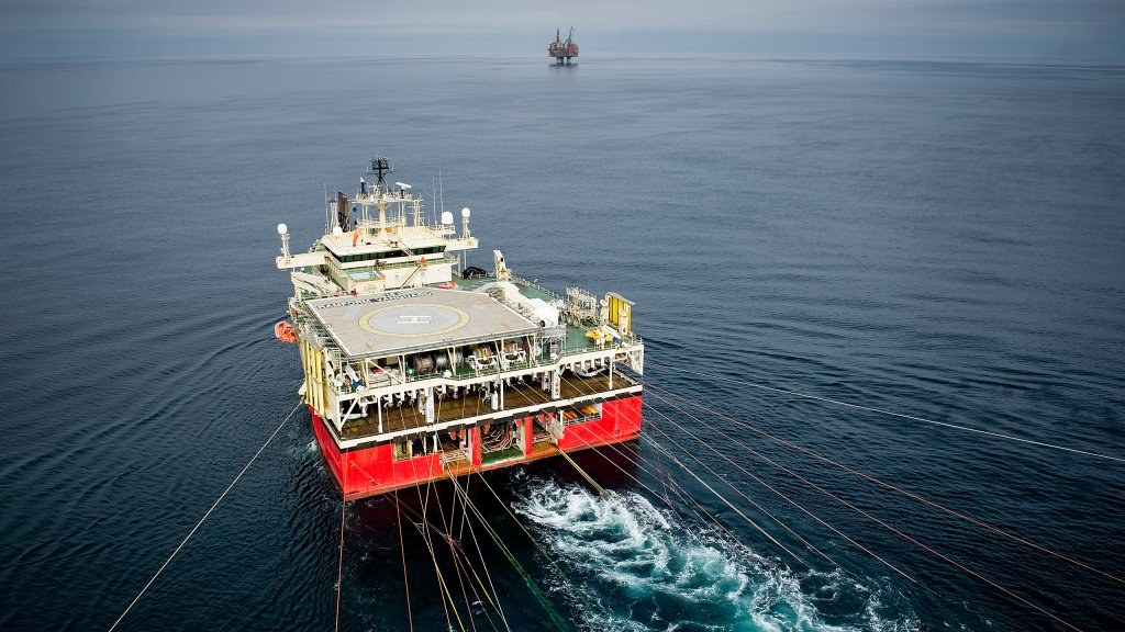 Embarcação de exploração de petróleo vista de cima no oceano