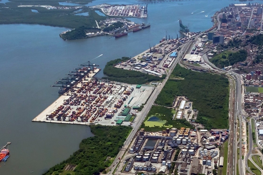 Vista aérea do canal e dos terminais do Porto de Santos