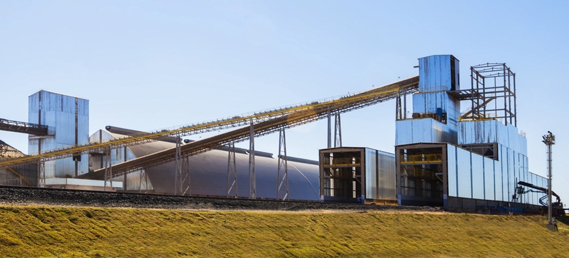 Silo y terminal de granos con estructura industrial