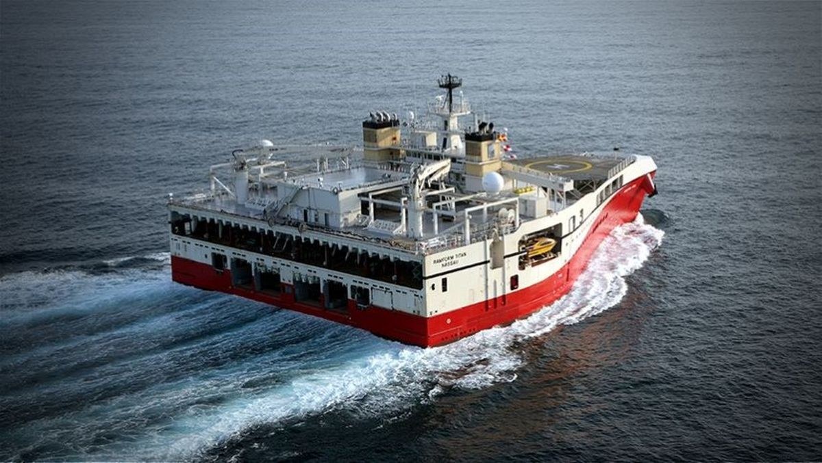 Navio de levantamento sísmico navegando para pesquisa de petróleo