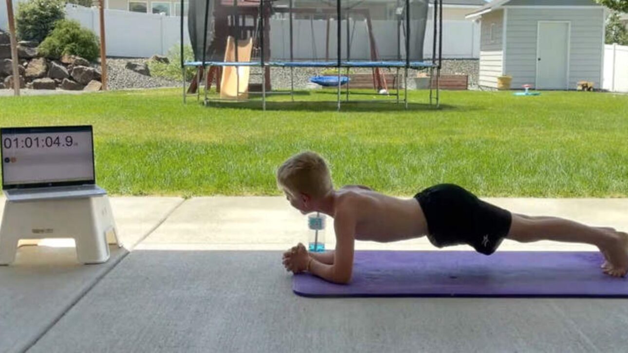 Jack Sims, de 9 anos, treinou sozinho por 6 meses e quebrou o recorde mundial infantil de prancha com 61 minutos e 5 segundos, no estado de Washington
