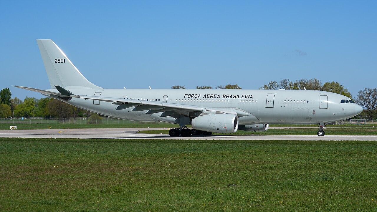 The KC-30 of the FAB, the Airbus A330 with registration FAB2901, the largest aircraft of the Brazilian Air Force, the aircraft used in the strategic transport of ammunition coming from Spain. Credit: MarcelX42 / CC BY-SA 4.0 (Wikimedia Commons).