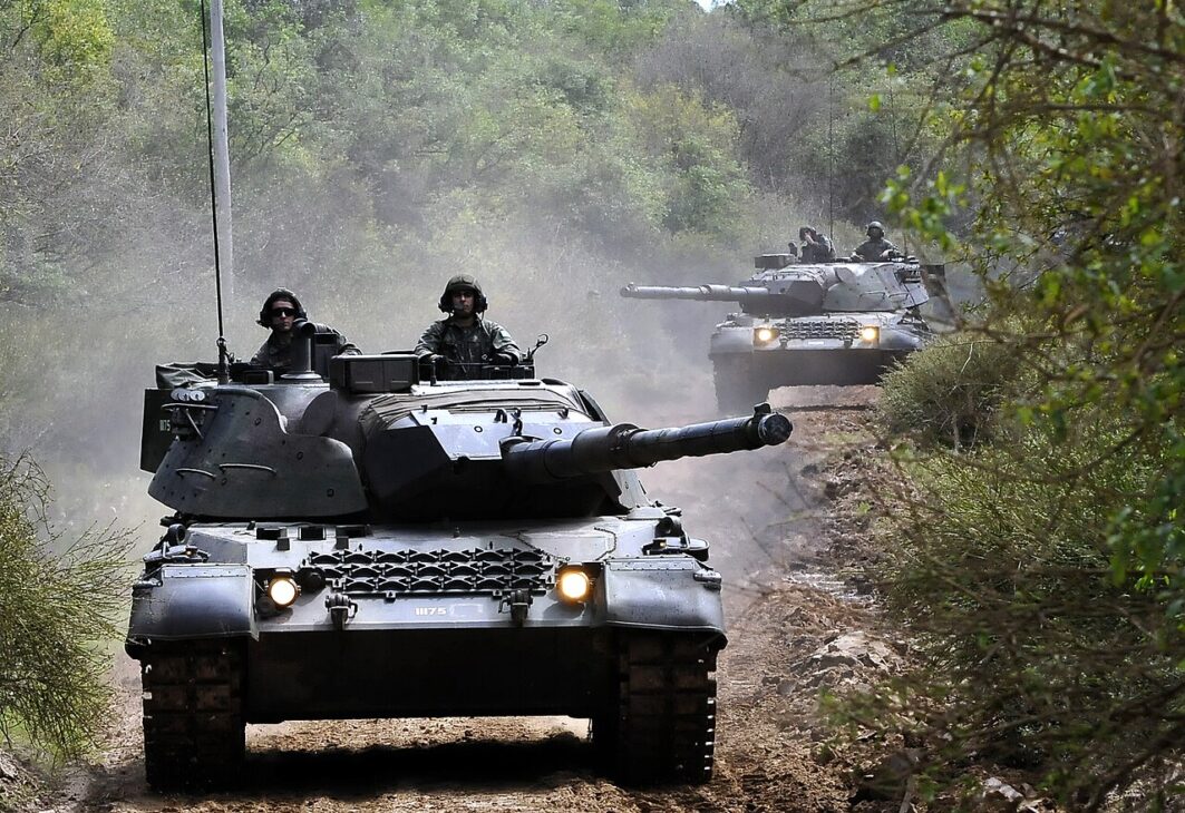 A Leopard 1A5 combat vehicle, the type operated by the Brazilian Army, whose 105 mm cannon uses the anti-tank ammunition brought from Spain. Credit: Jorge Cardoso / Ministry of Defense / CC BY 2.0 (Wikimedia Commons).