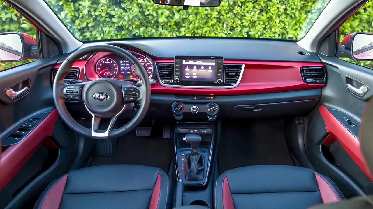 Ele custa cerca de R$ 60 mil, possui motor 1.6 Gamma de até 130 cv, câmbio automático de seis marchas, mecânica compartilhada com o HB20, manutenção acessível e boa lista de equipamentos; conheça o Kia Rio LX 2020
