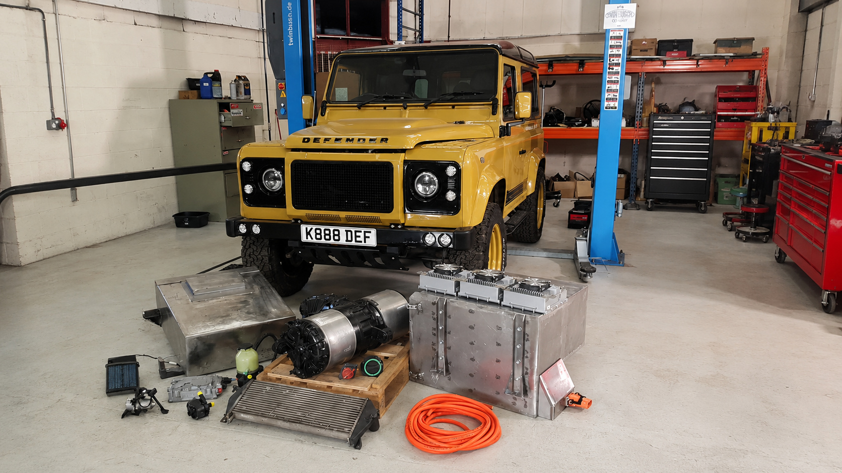 A britânica BEDEO criou um sistema que elimina motor, câmbio e cardã de um Land Rover Defender clássico e instala quatro motores elétricos diretamente nas rodas.