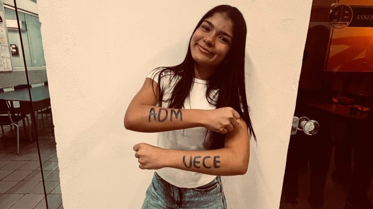 Laura Jeovana balanced school, internship, and prep course, secured a spot in Administration at UECE, and now helps other young people.