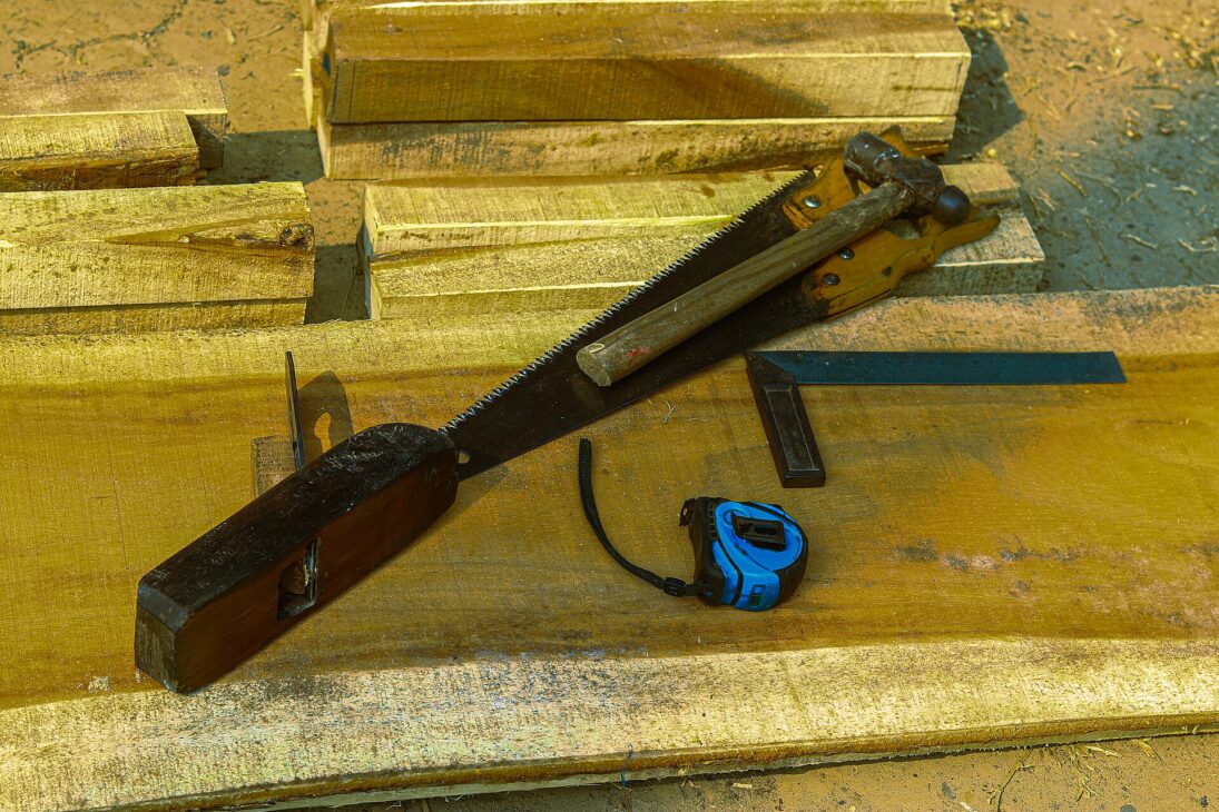 Manual tools on a wooden workbench, illustrative image. Photo: A S M Jobaer (CC BY-SA 4.0, Wikimedia Commons).