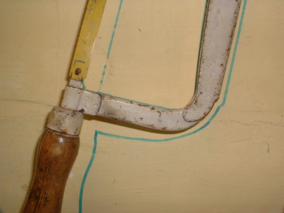 Old tools organized on a workshop wall, illustrative image. Photo: Syced (CC0, Wikimedia Commons).