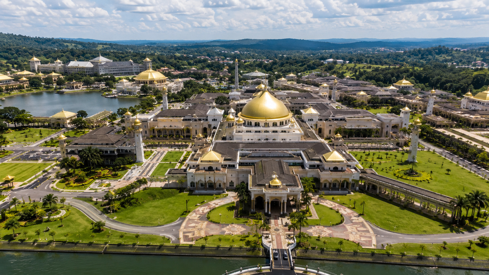 Vista aérea ultra realista do Istana Nurul Iman, em Brunei, considerado o maior palácio residencial do mundo, com arquitetura islâmica, cúpulas douradas, jardins amplos e extensa área construída.