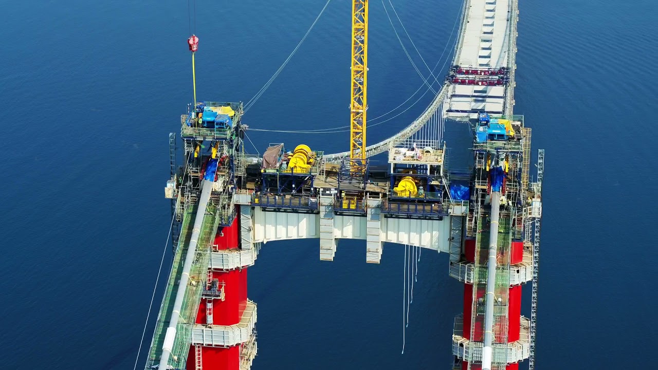 Ponte 1915Çanakkale teve içamento recorde de 155 toneladas a 318 metros, virou a maior ponte suspensa do mundo e reduziu travessia para 6 minutos.