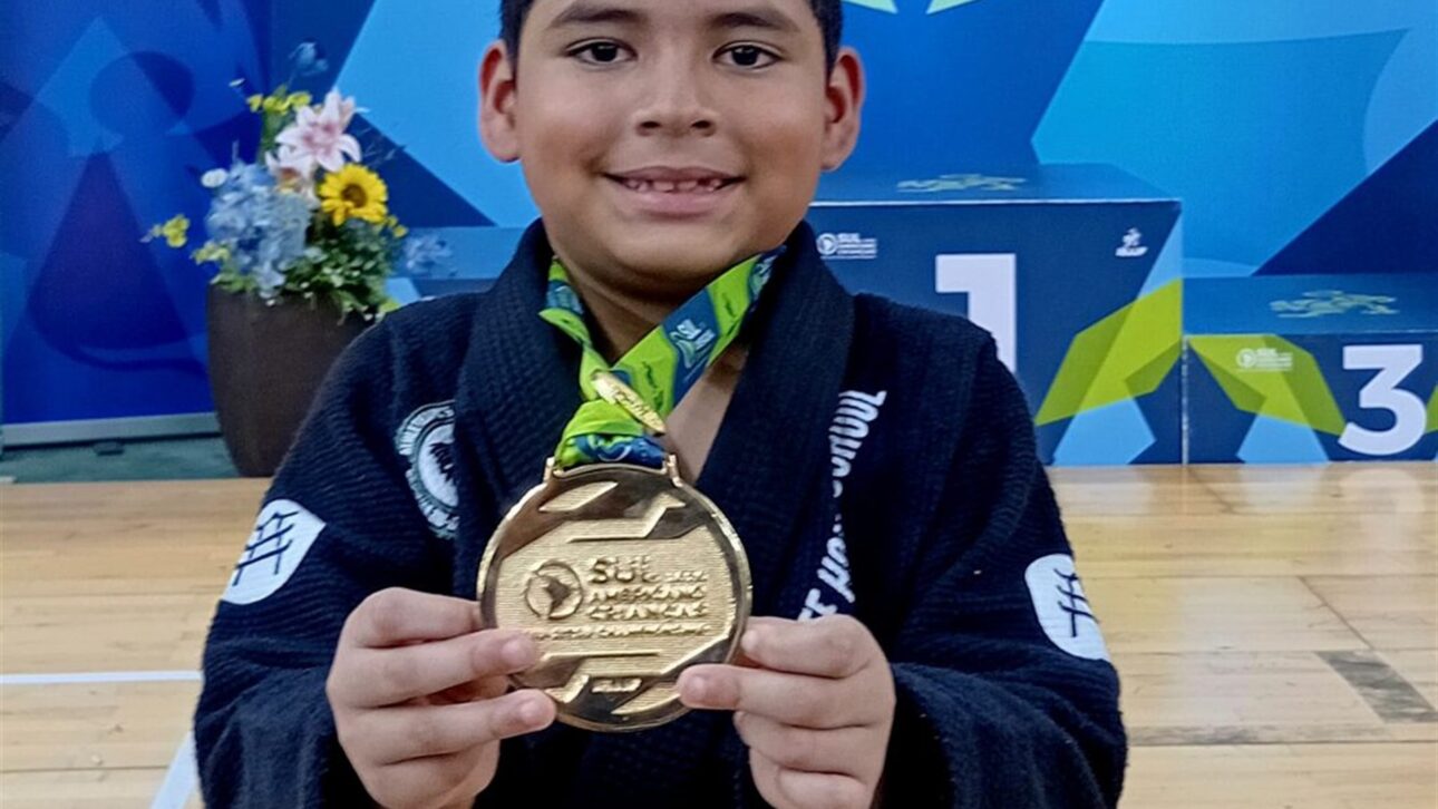 Marco Vinícius, the "Hulk of 14", displays the gold medal won at the continental jiu-jitsu tournament by the sports base of the Amazonian capital. (Photo: Publicity/Semjel)