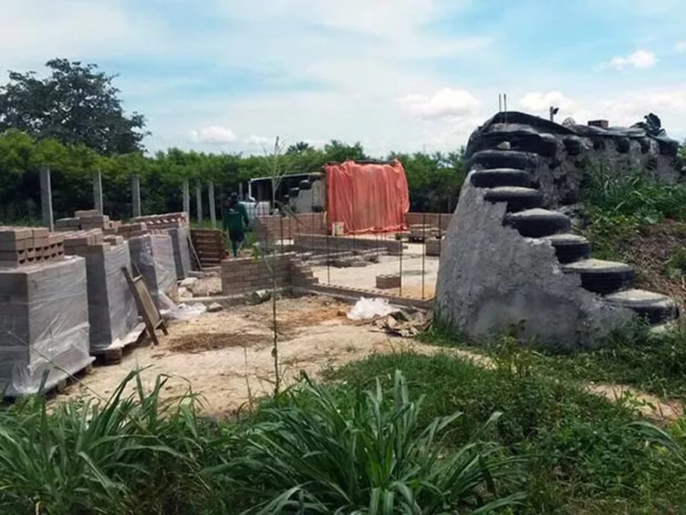 Obra da Casa PAS em Aquiraz, no Ceará, com pneus usados e materiais de construção reaproveitados inspirados no modelo Earthship.