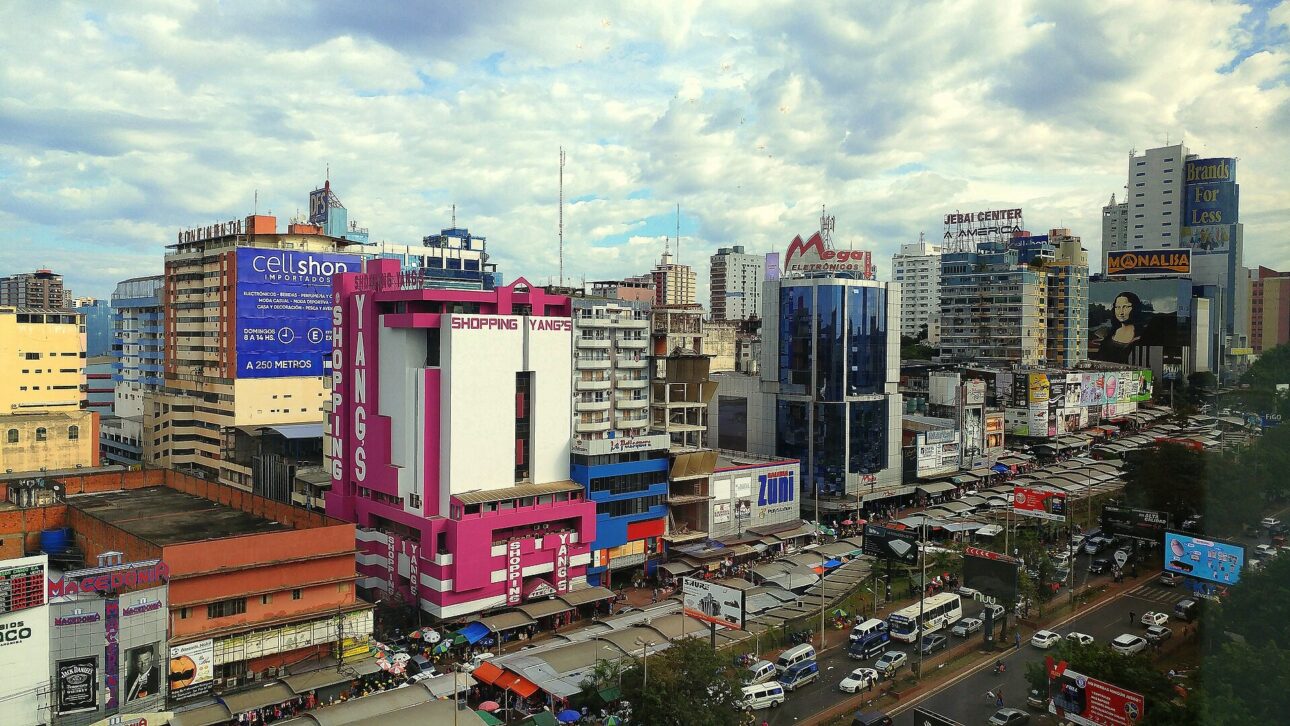 Mais de 35 mil brasileiros cursam medicina no Paraguai, atraídos por mensalidades de R$ 800 a R$ 2.500 e ingresso sem vestibular; entenda como funciona.