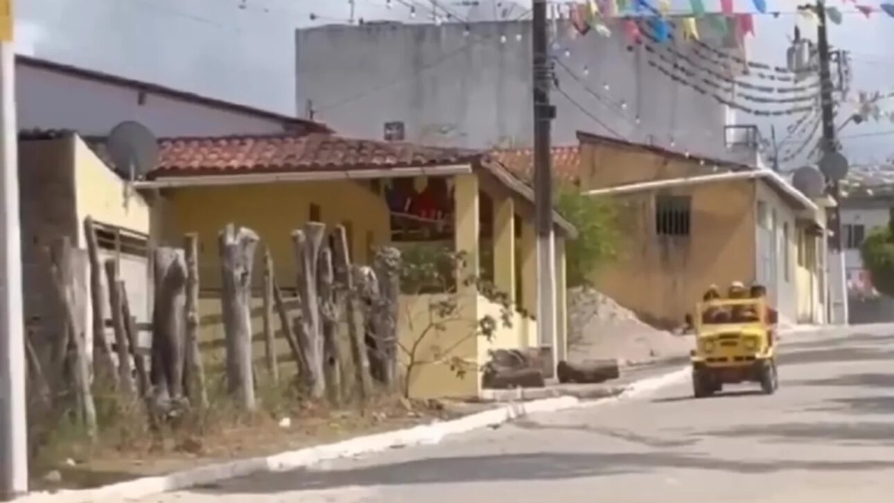 O "carrinho impossível" de Pernambuco: mecânico faz na mão uma mini Toyota que roda de verdade, sai passeando no meio do trânsito e o vídeo incendeia as redes com gente duvidando que aquilo saiu de uma oficina