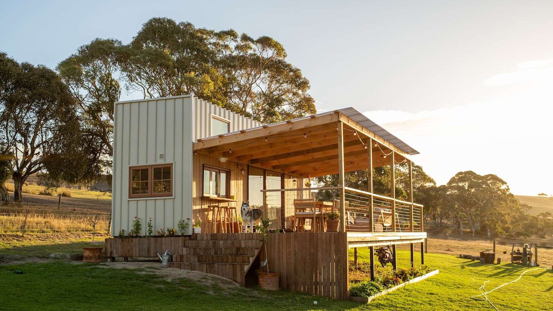 Na Austrália, uma família de quatro trocou a van por uma minicasa de 20 metros quadrados, uma tiny house com marcenaria sob medida e construção sem químicos.