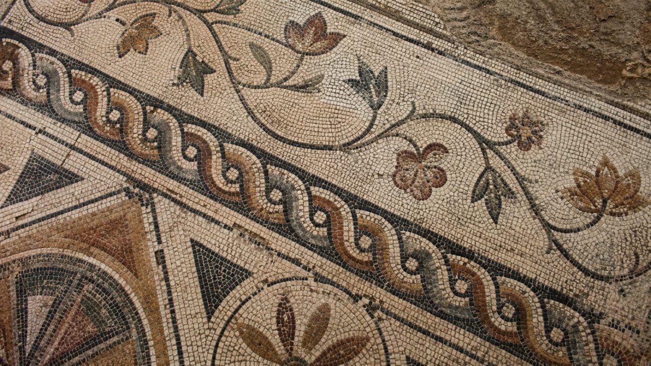 O piso de pequenas pastilhas coloridas combina padrões geométricos e motivos florais.