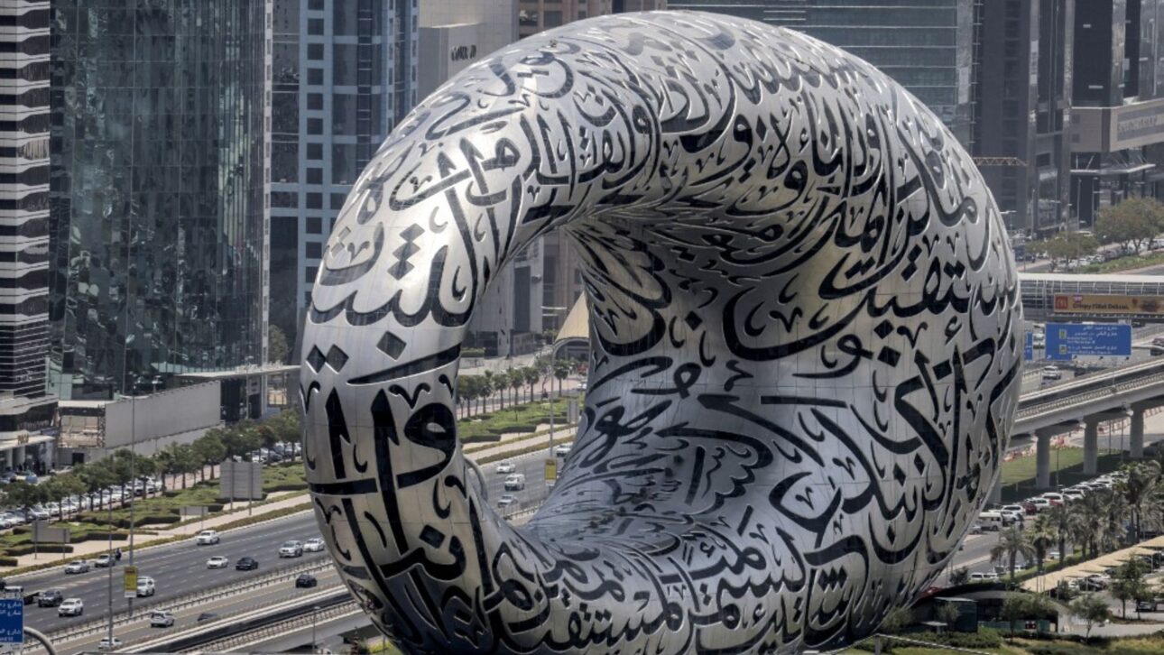 Museu do Futuro, em Dubai, tem 77 metros, fachada de aço com 1.024 painéis, caligrafia árabe iluminada e estrutura em forma de anel.
