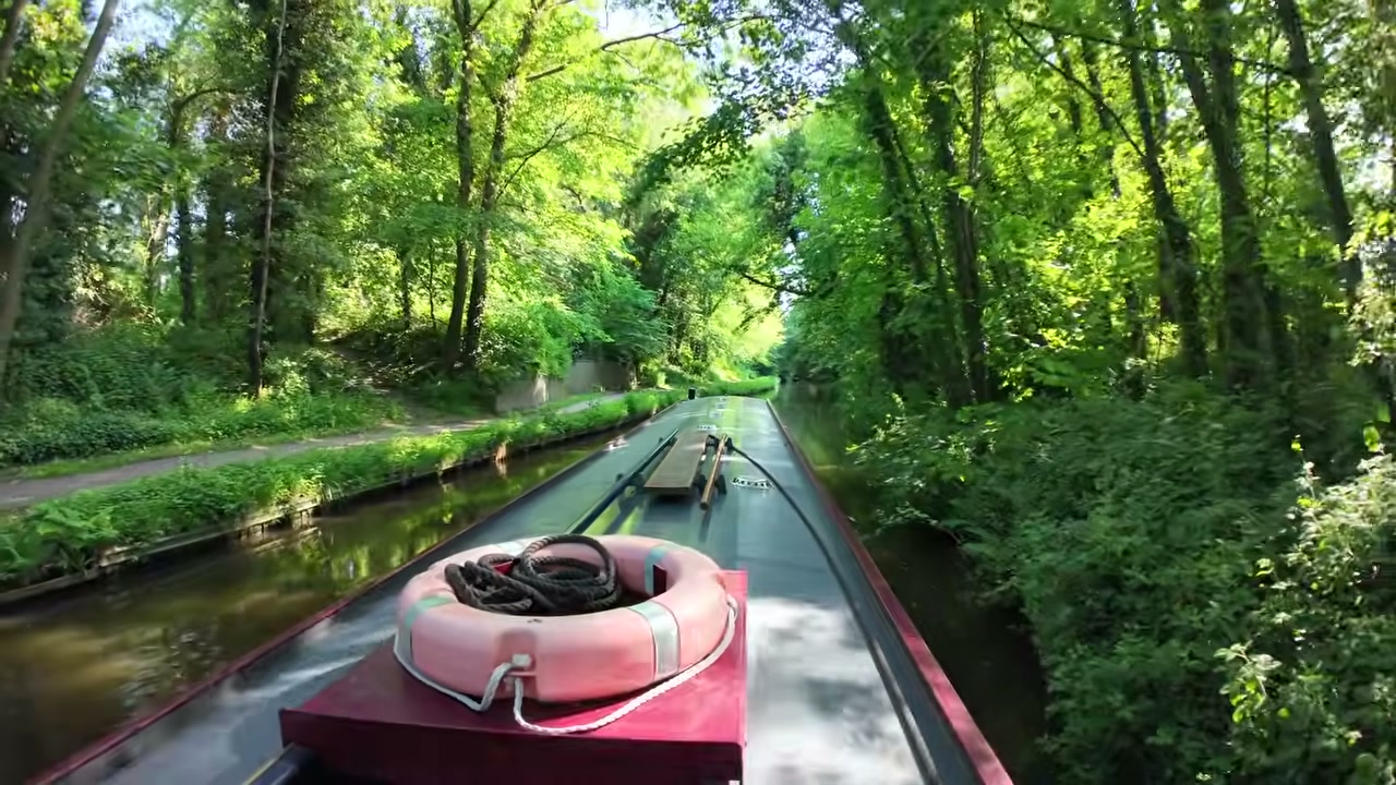 Casal brasileiro trocou o motorhome por um narrowboat e passou 4 dias num canal histórico do País de Gales, no Reino Unido, com túnel e aqueduto. Veja.