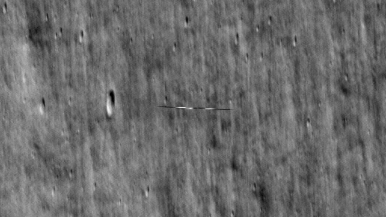 No encontro seguinte, o LRO estava mais próximo do Danuri, a cerca de 4 quilômetros de distância, orientado em um ângulo de 25 graus em direção à espaçonave • NASA/Goddard/Universidade Estadual do Arizona