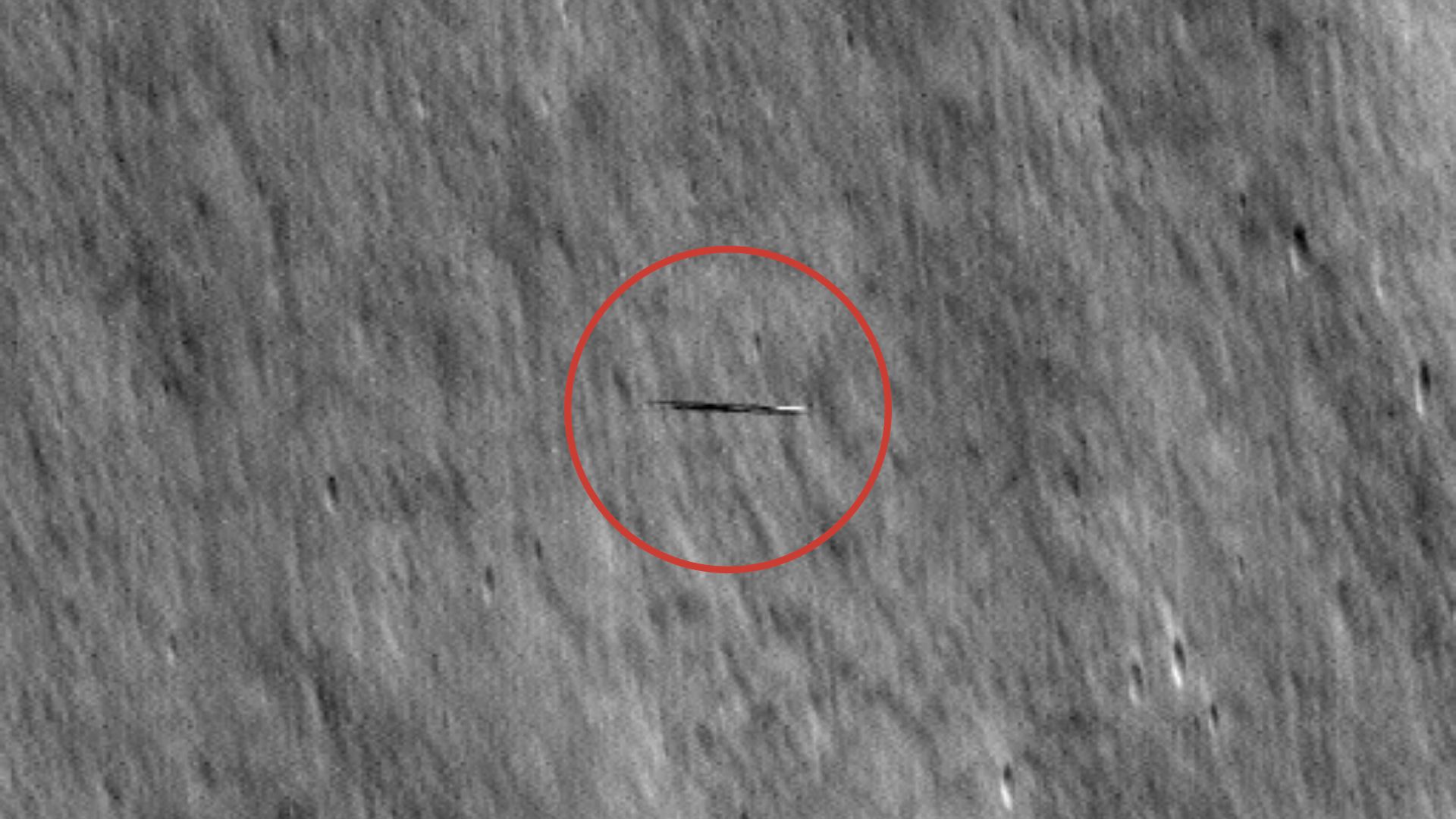 Dois satélites em órbita ao redor da superfície da Lua, um deles com formato alongado semelhante a uma prancha de surf